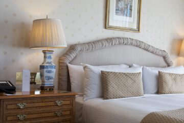 Czy łóżka tapicerowane na wymiar muszą być drogie?